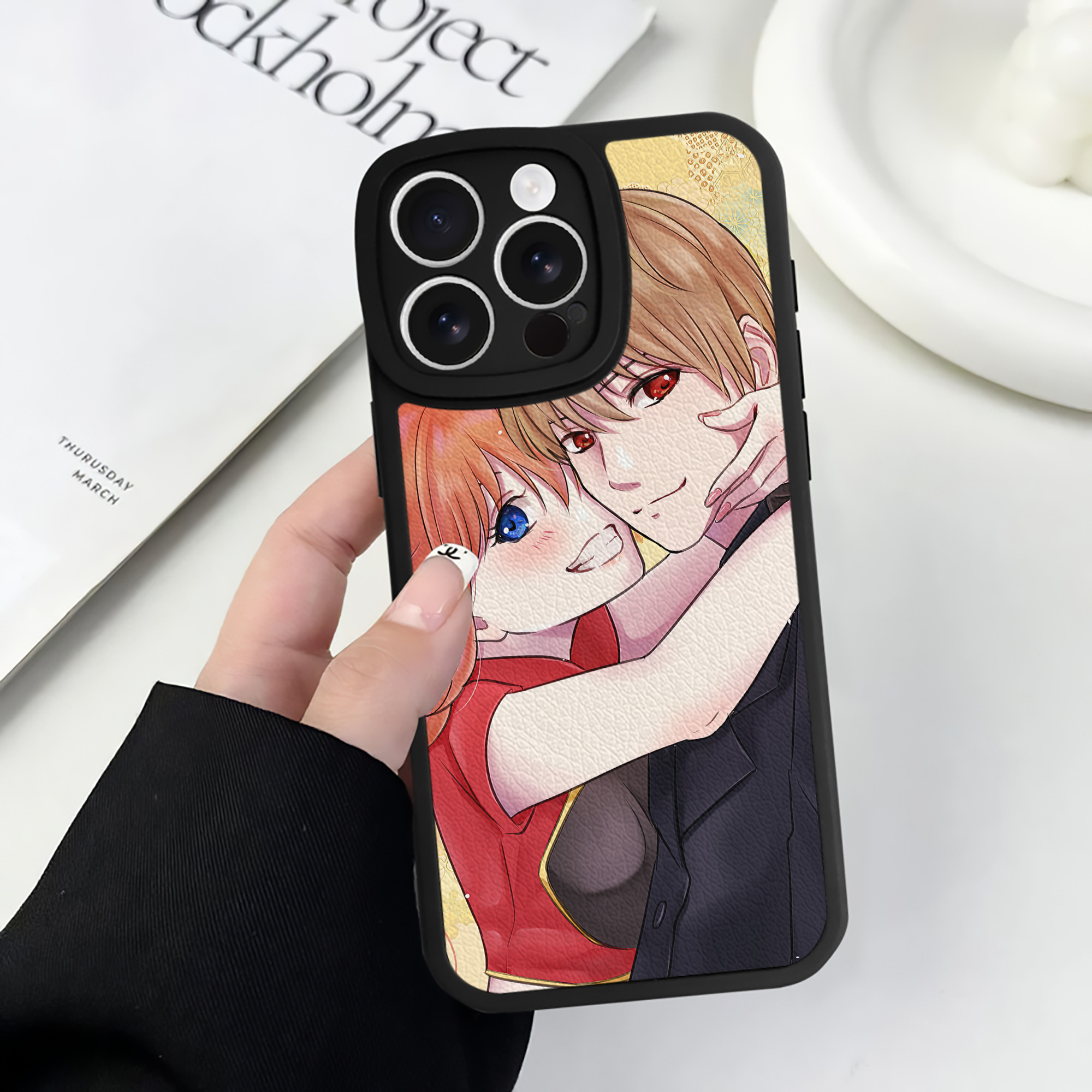 （画像用） ぎんたま 坂田銀時（さかたぎんとき） 神楽 志村新八（しむら しんぱち） GINTAMA Sakata Gintoki Kagura Shimura Shinpachi 【iPhone 16シリーズ対応】シリコンスマホケース（レザー調） 材質：シリコン